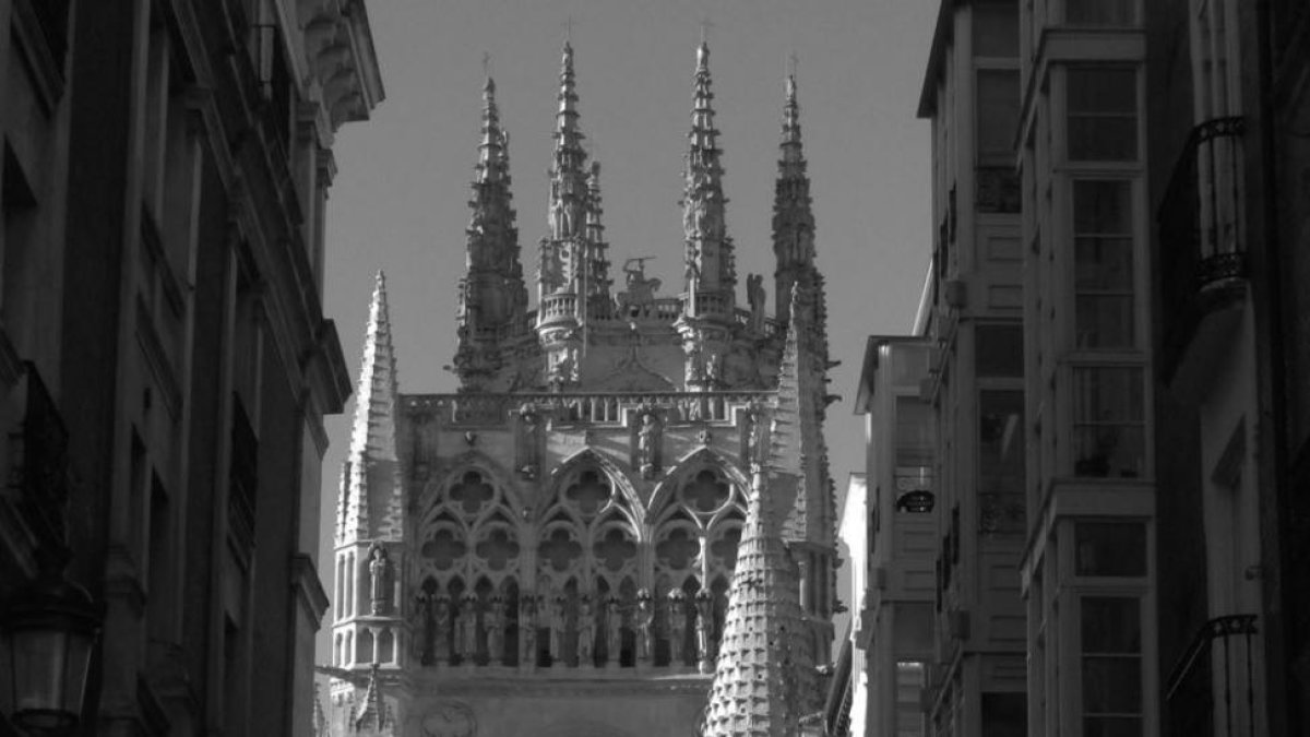 Fotos actuales trufan la reedición como esta de la Catedral.-Javier Santillán