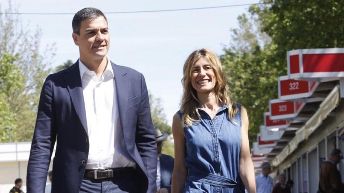 Pedro Sánchez y su mujer, Begoña Gómez, este martes en la Feria del Libro de Madrid.-AGUSTÍN CATALÁN
