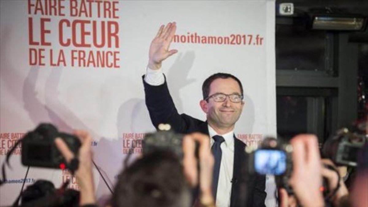 Benoît Hamon saluda en París, el domingo, tras ganar la primera vuelta de las primarias de los socialistas.-EFE / JEREMY LEMPIN