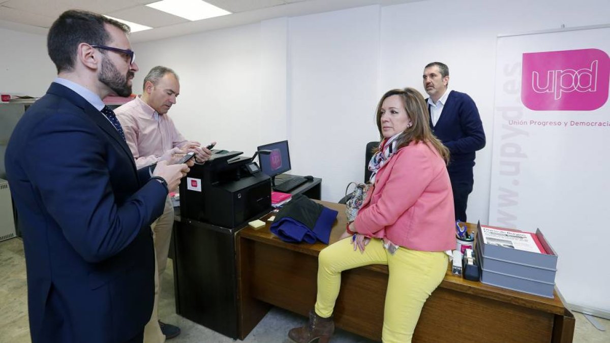 Sergio Carpio conversa con Charo Pardo y Mario Díez.-RAÚL G. OCHOA