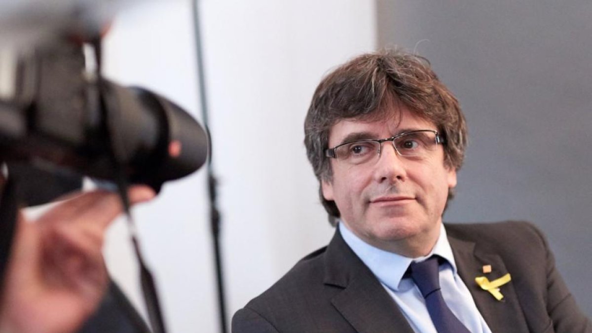 Puigdemont atiende a los medios de comunicación.-HAYOUNG JEON / EFE