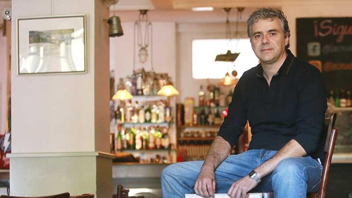 Fernando Pérez del Río sujeta uno de los cuadros que exhibe en el local.-Raúl Ochoa