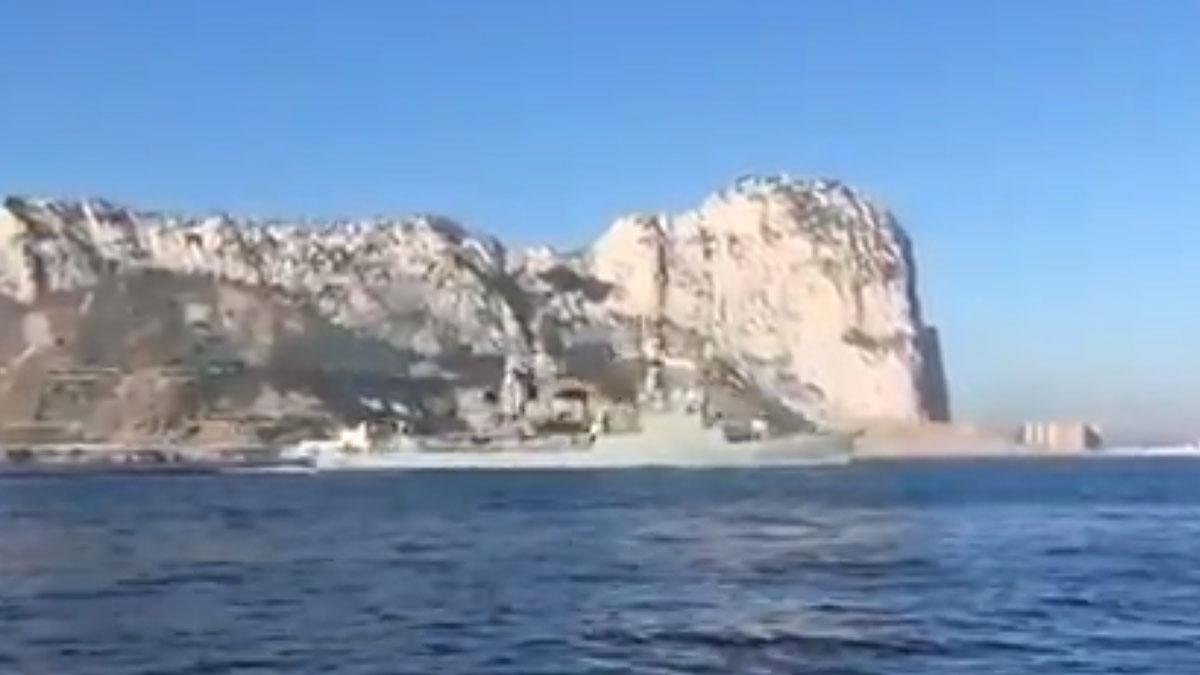 Una fragata española hace sonar el himno de España a todo volumen frente a las costas de Gibraltar-