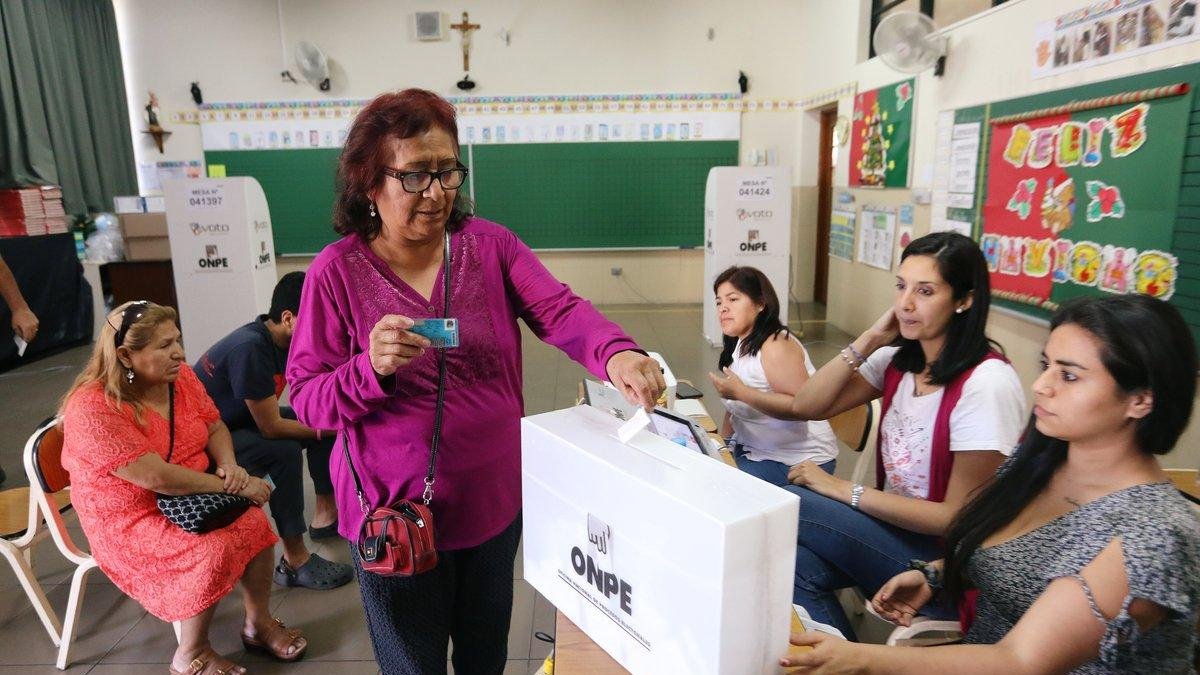 Sobre la reelección de parlamentarios, el 85,2 por ciento de votantes apoyó la propuesta para prohibir la reelección inmediata.-EFE