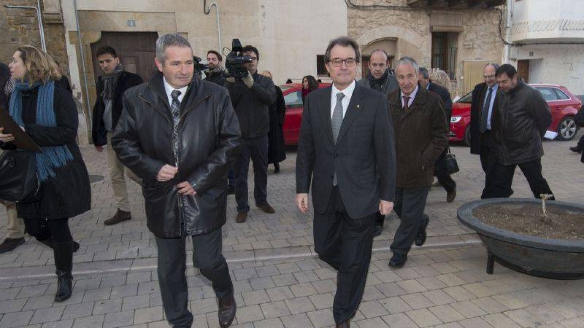 El 'president' Artur Mas junto al delegado de la Generalitat en las Terres de l'Ebre, Xavier Pallares, durante la visita a la poblacion.-Foto: JOAN REVILLAS
