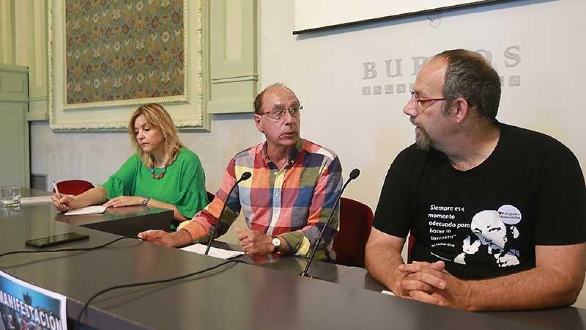 Los represententes de las asociaciones que trabajan con este colectivo comparecieron ayer para presentar la marcha del Día del Refugiado.-R. OCHOA