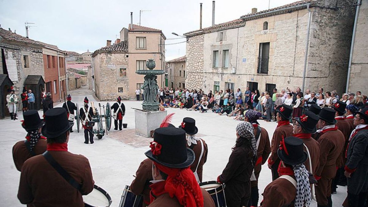 Público, autoridades y ejército durante el desarrollo del homenaje en la plaza de la localidad.-M. A.
