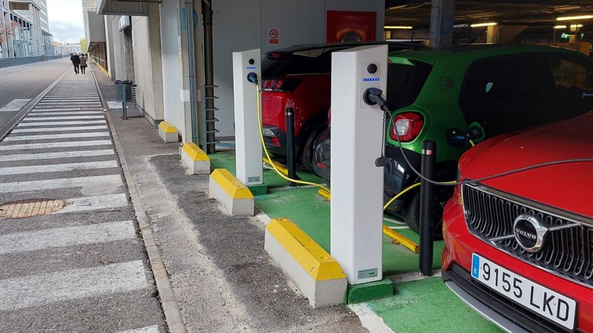 Tres coches electrificados recargando sus baterías en dos cargadores del aparcamiento del HUBU. L. G. L.