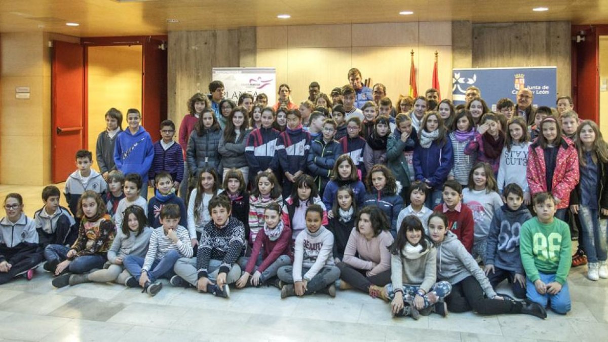 Los jóvenes empresarios posaron en la sede de la Junta con los responsables del proyecto y el delegado territorial después de formalizar los trámites para crear sus cooperativas.-ISRAEL L. MURILLO