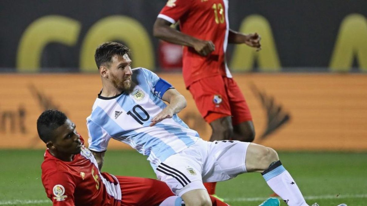 Messi y Miller disputan por el balón en el Argentina-Panamá de la Copa América que los argentinos han ganado por 5-0.-AFP / JONATHAN DANIEL