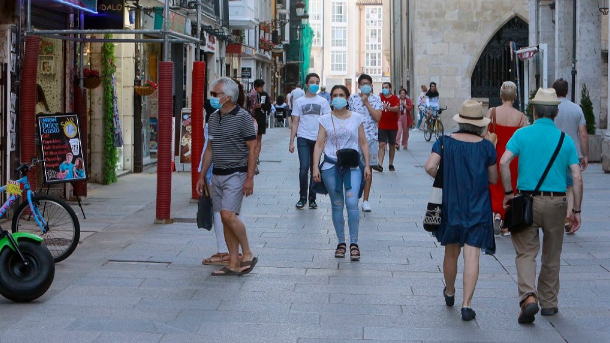 Numerosas personas paseando por la calle de La Paloma, la mayoría con mascarilla. / RAÚL G. OCHOA
