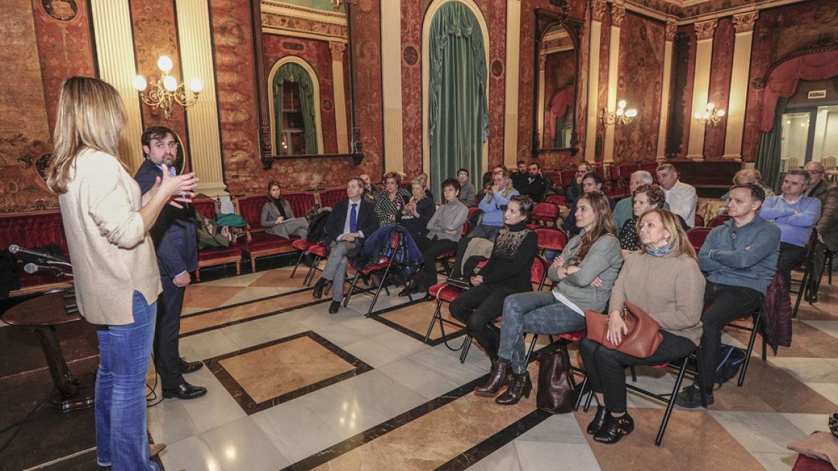 Imagen de la charla del PP sobre movilidad en el salón Rojo. ISRAEL L. MURILLO