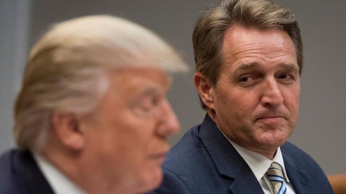 Flake (derecha) junto a Trump, en un almuerzo con otros senadores republicanos, en la Casa Blanca, el 5 de diciembre del 2017.-AFP / SAUL LOEB