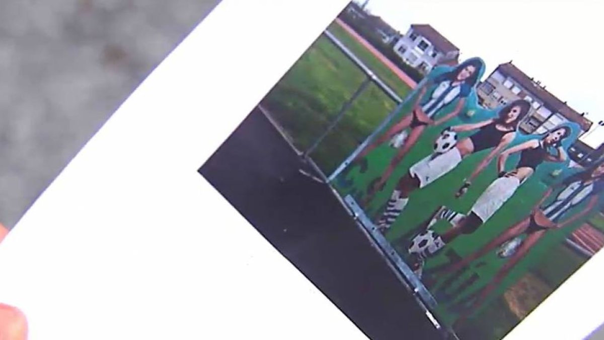 anapixel POlÉMICA EN GALICIA Retirada una barrera erótica de un campo municipal gallego La instalación del equipo coruñés de Arzúa, en la aparecían cuatro chicas en actitud provocativa, llevaba cuatro años a pie de césped Los vecinos de Arzúa califican d-AGENCIAS