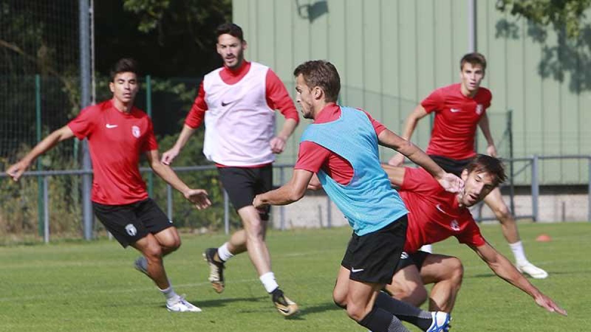Los entrenamientos del Burgos CF en Castañares fueron habituales la pasada campaña.-RAÚL G. OCHOA