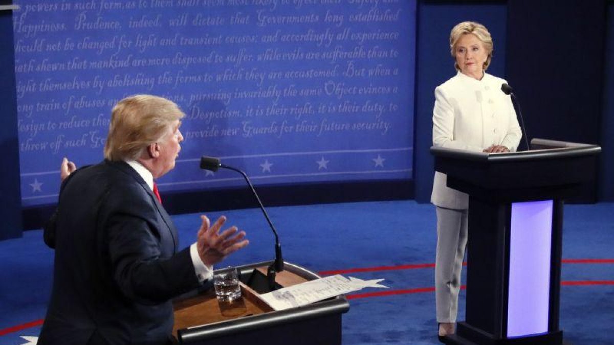 Trump y Clinton, durante el tercer y último debate antes de las elecciones, este miércoles en Las Vegas.-AP / MARK RALSTON