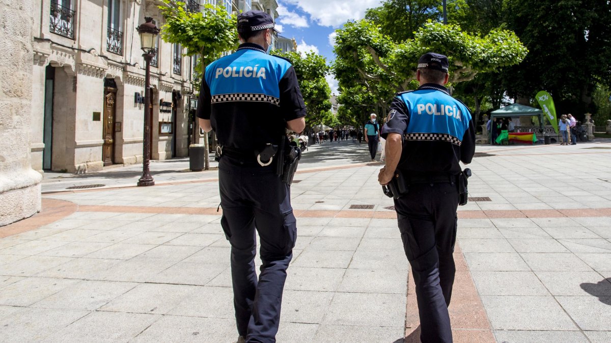 Detenida por lanzar patadas y morder a un policía local. SANTI OTERO