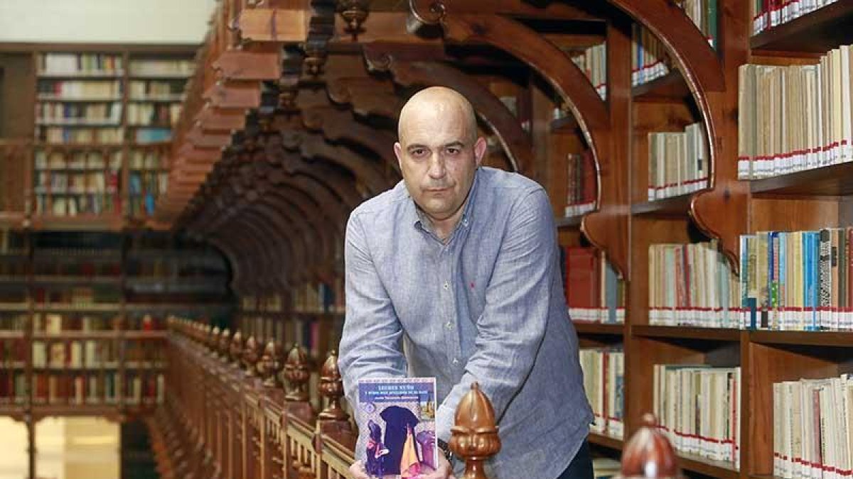 Jesús Toledano posa en la biblioteca del Monasterio de San Agustín con un ejemplar de la obra.-Raúl Ochoa