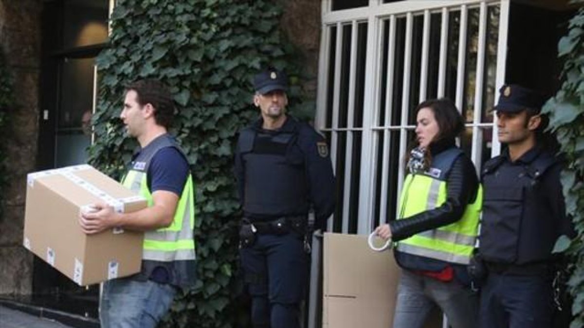 La Policía se lleva el material incautado en las dependencias utilizadas por Jordi Pujol Ferrusola en el domicilio de sus padres en Barcelona.-DANNY CAMINAL