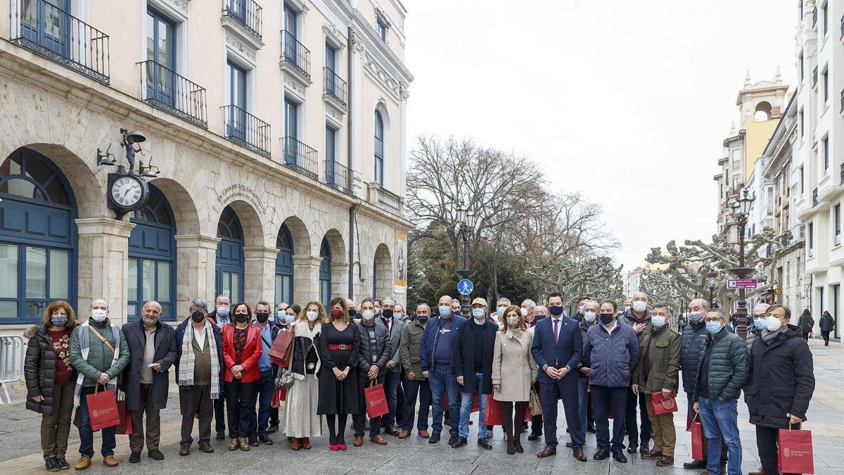 Foto de familia del homenaje con los trabajadores y representantes municipales. SANTI OTERO