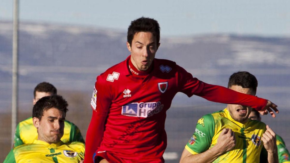 Javi Duro disputa un balón en un partido con el Numancia B-Diego Mayor
