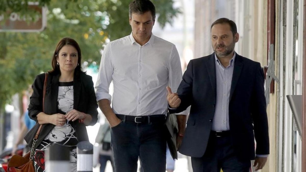 Pedro Sánchez, junto a Adriana Lastra y José Luis Ábalos, entra en la sede del PSOE.-JOSÉ LUIS ROCA