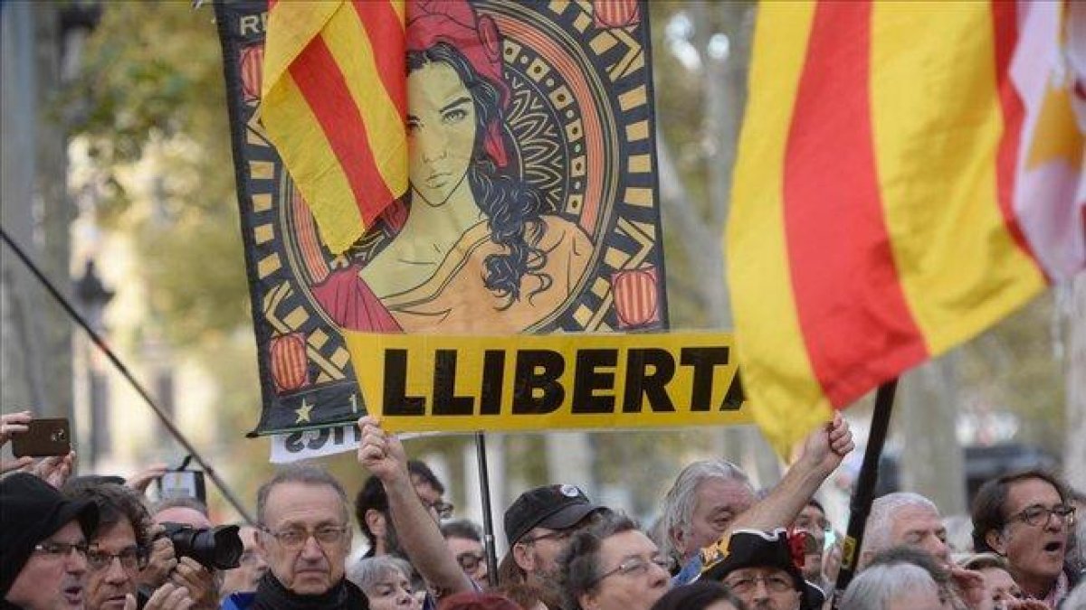 Manifestantes dan su apoyo a Torra a su llegada al TSJC.-JORDI COTRINA