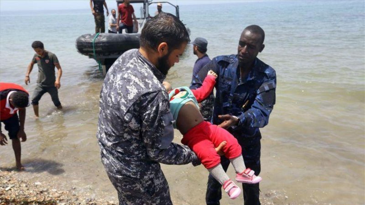 Las fuerzas de seguridad de Libia rescatan el cuerpo de un bebé tras el naufragio de un bote que trataba de llegar a Europa.-AFP / MAHMUD TURKIA
