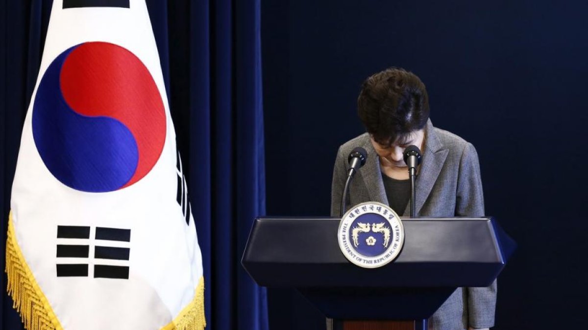 La presidenta de Corea del Sur, Park Geun-hye, hace una reverencia mientras tras anunciar su disposición a dimitir.-EFE