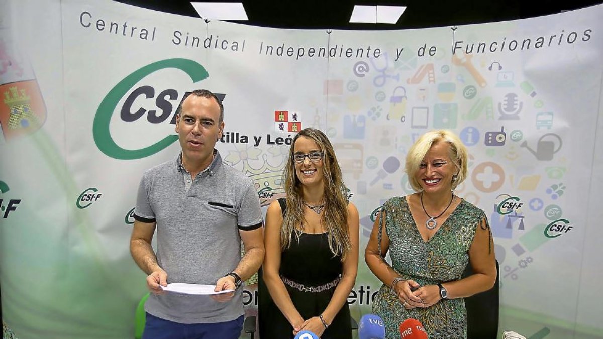 Mariano González y Yolanda Aparicio junto a la presidenta del sector de Educación CSIF Castilla y León, Isabel Madruga-ICAL