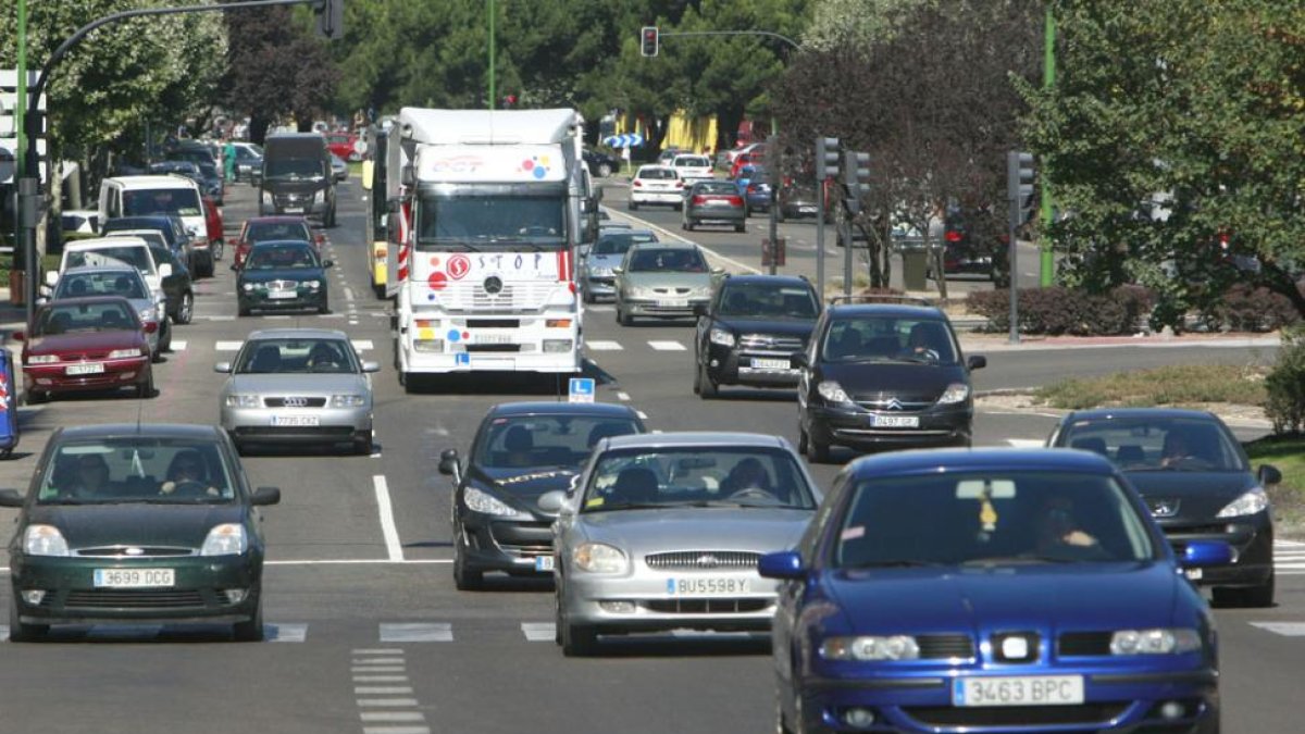 Vehículos circulando por una calle de la localidad.-RAÚL G. OCHOA