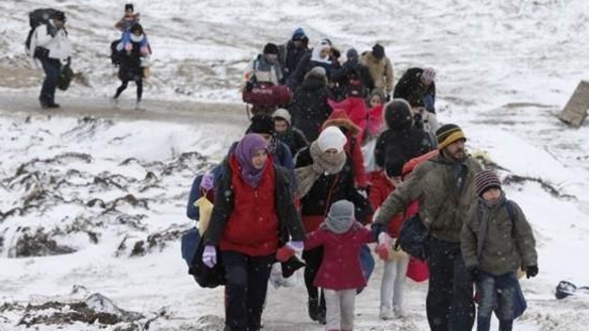 Familias de refugiados tras cruzar la frontera de Macedonia, este lunes.-REUTERS / MARKO DJURICA