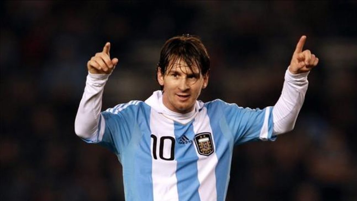 Leo Messi, enfundado en la camiseta de la selección argentina.-CÉZARO DE LUCA / EFE