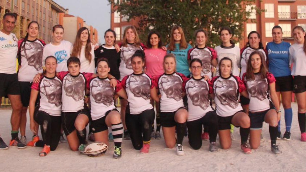 Las componentes del CD Pingüinos posan antes de un entrenamiento.-CD PINGÜINOS
