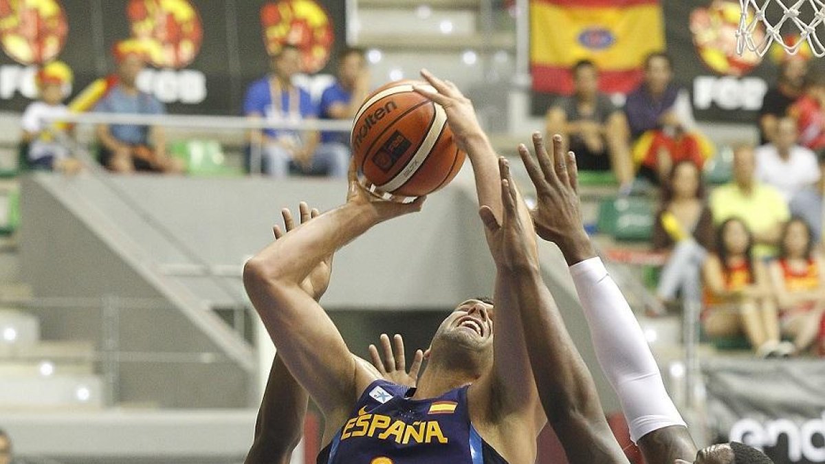 Felipe Reyes lanza a canasta en el España-Angola celebrado el pasado año en el Coliseum.-SANTI OTERO