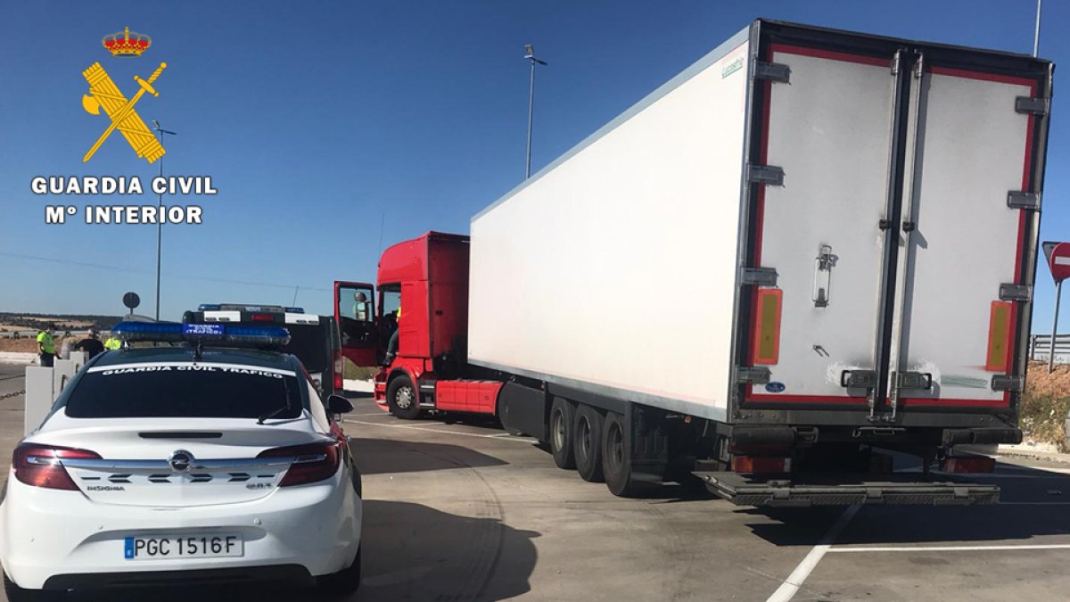 Imagen del vehículo interceptado por la Guardia Civil GUARDIA CIVIL