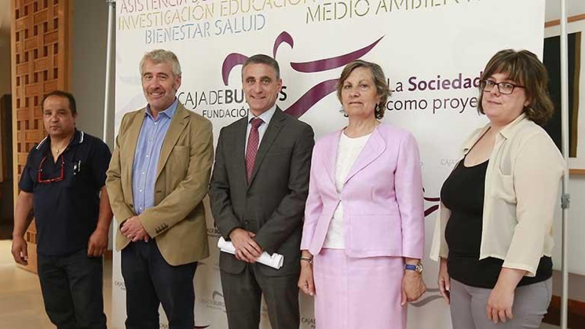 Agapito Hernández, Jorge Simón, Rafael Barbero, Asunción Cifuentes y Laura Pérez posan antes de la firma del convenio.-RAÚL G. OCHOA