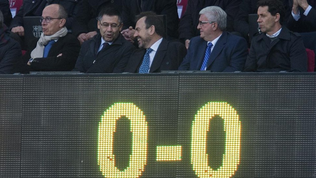 El 0-0 se refleja en el marcador por debajo del palco con el presidente Josep Maria Bartomeu.-JORDI COTRINA