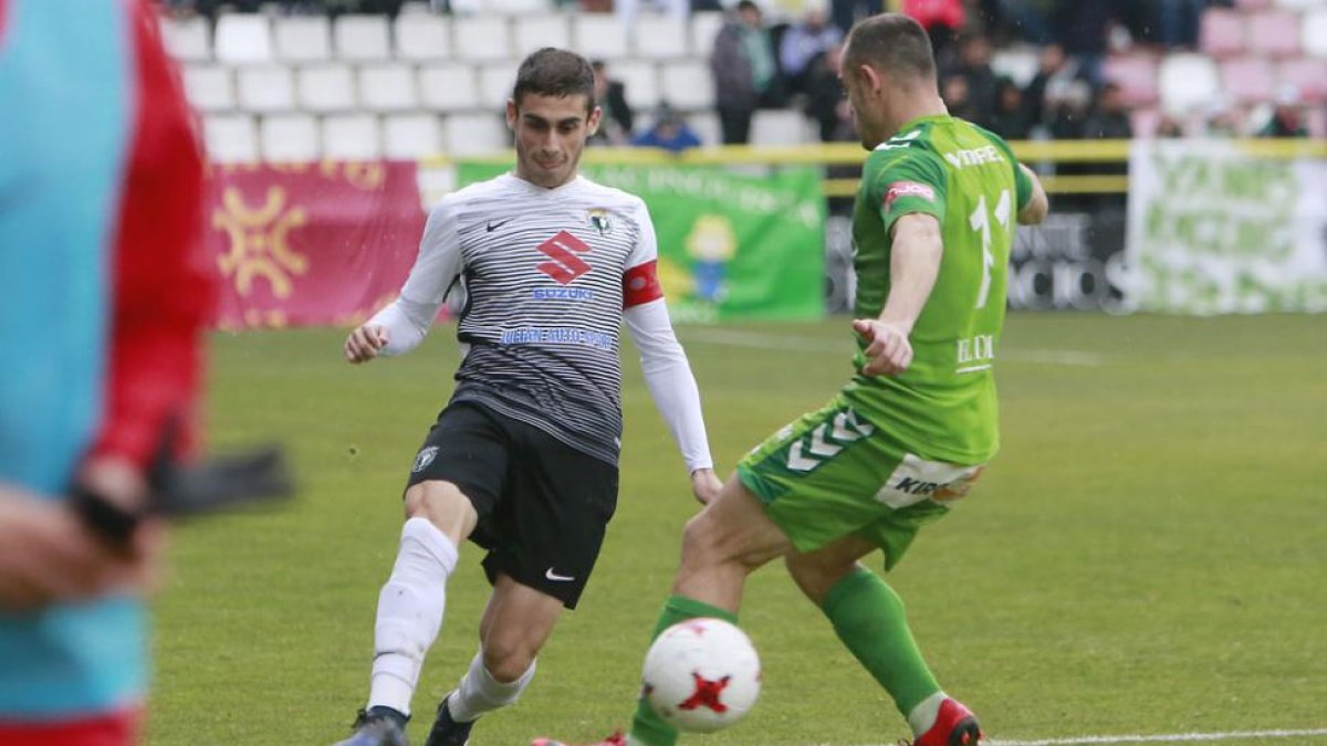 Sergio Esteban lució el brazalete de capitán en el choque frente al Racing de Santander-Raúl G. Ochoa