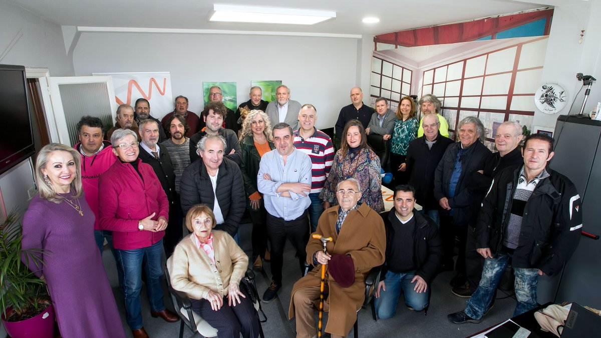La familia de Radio Evolución posa en la emisora ubicada en la plaza Alonso Martínez. En el centro su creador y director desde hace más de 12 años, Jesús García Bueno. Tomás ALONSO