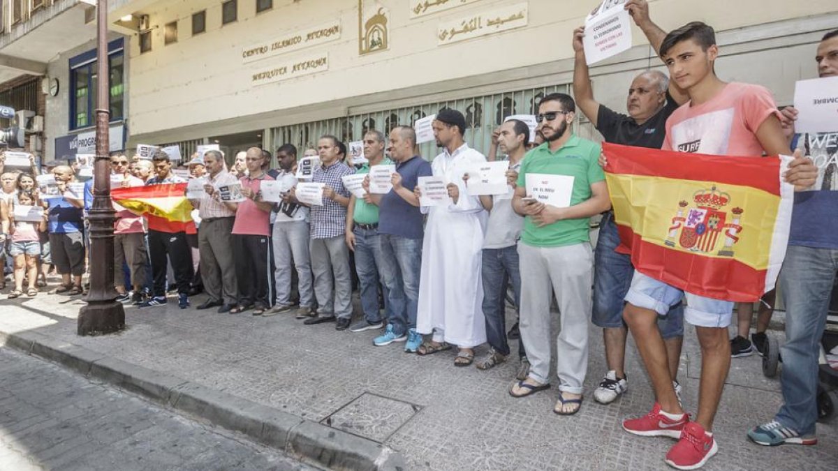 Decenas de personas se sumaron a la concentración convocada ayer en Burgos por el centro islámico Attaqwa tras la oración del viernes.-S. OTERO