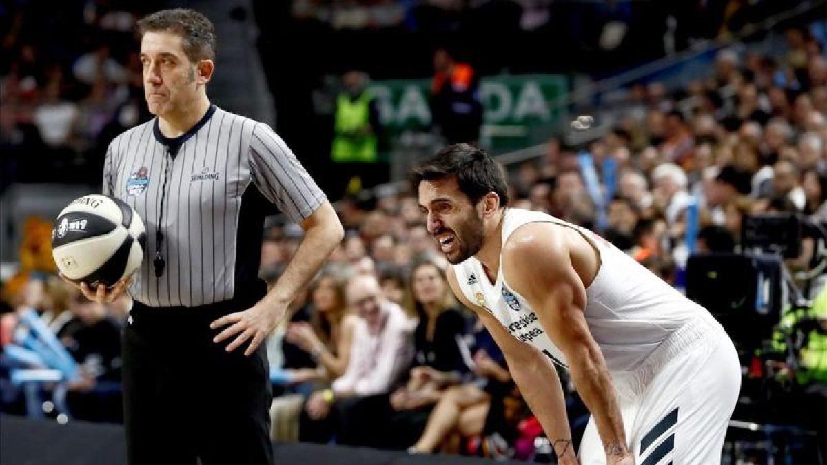 El base madridista Campazzo, junto a uno de los árbitros de la final de Copa-MARISCAL (EFE)