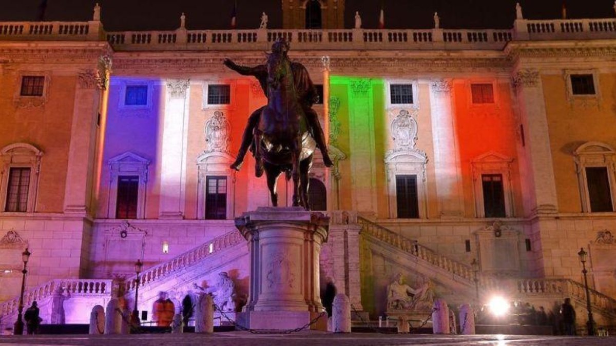 Los colores de las banderas de Francia e Italia, proyectados en enero del 2016 sobre el Campidoglio, en el centro de Roma, con motivo del 60º aniversario del tratado de amistad entre ambos países.-AFP / FILIPPO MONTEFORTE