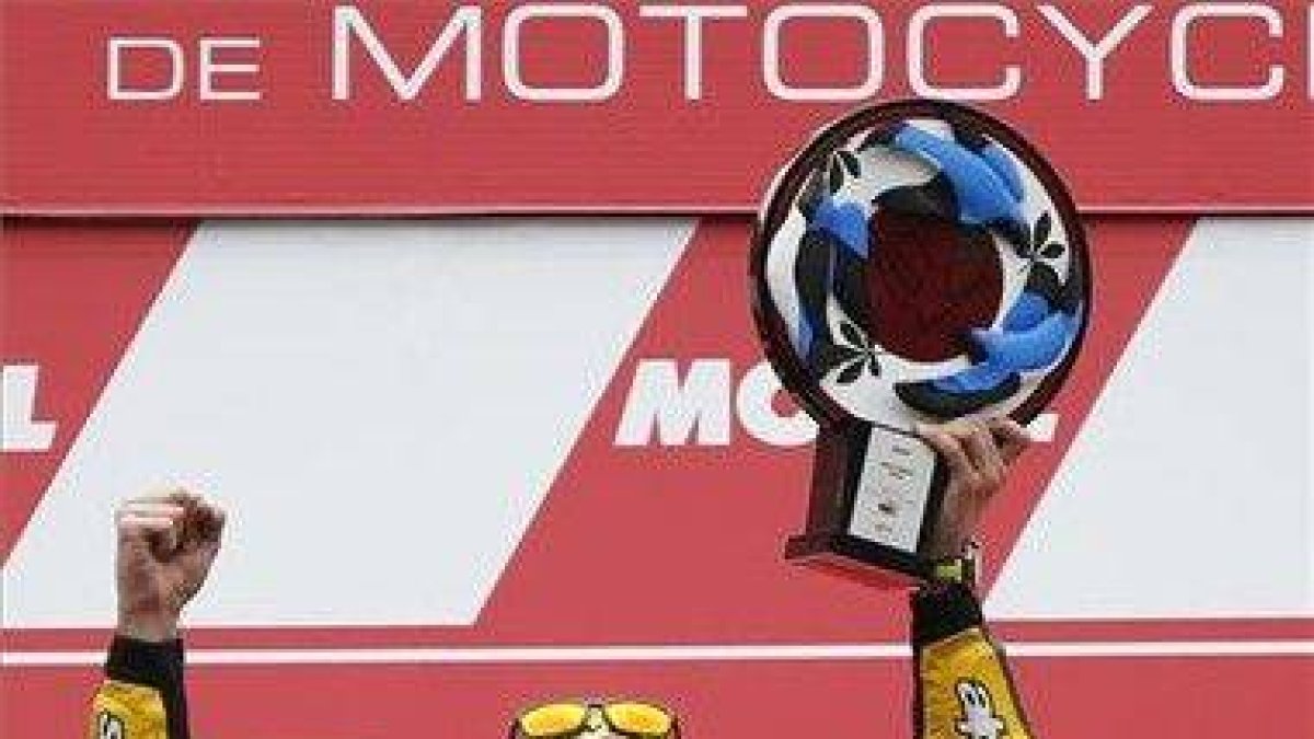 Thomas Luthi alzando su trofeo en el podio del Gran Premio de Japón.-Foto: TORU HANAI / REUTERS