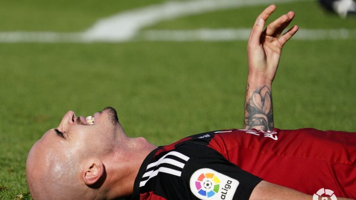 Oriol Rey tendido sobre el césped de Anduva. LaLiga