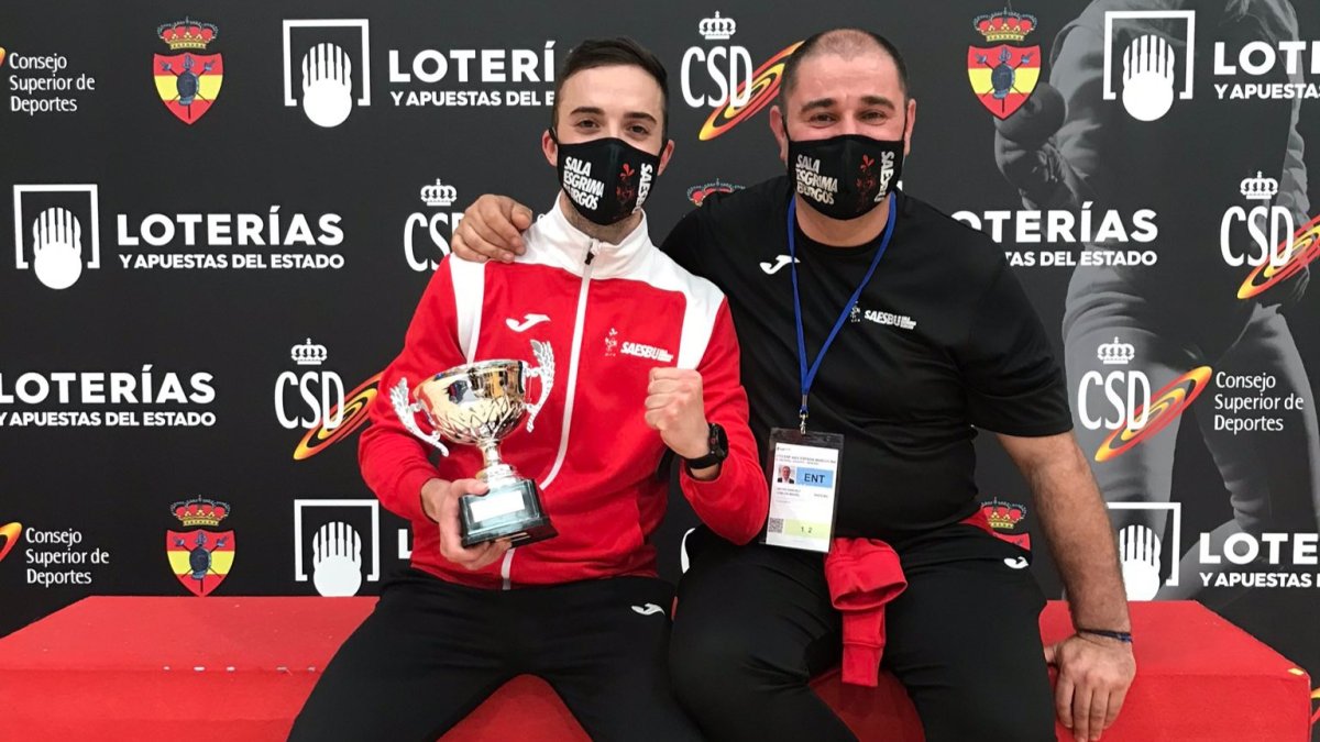 Álvaro Ibáñez posa con su trofeo junto al presidente del Saesbu, Carlos Zayas. ECB