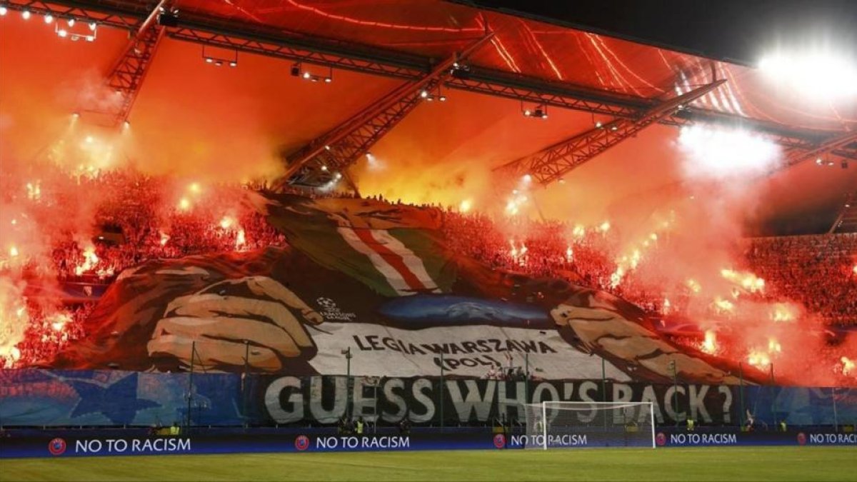 Los radicales del Legia de Varsovia inundan de bengalas una de las gradas del estadio.-REUTERS / KACPER PEMPEL
