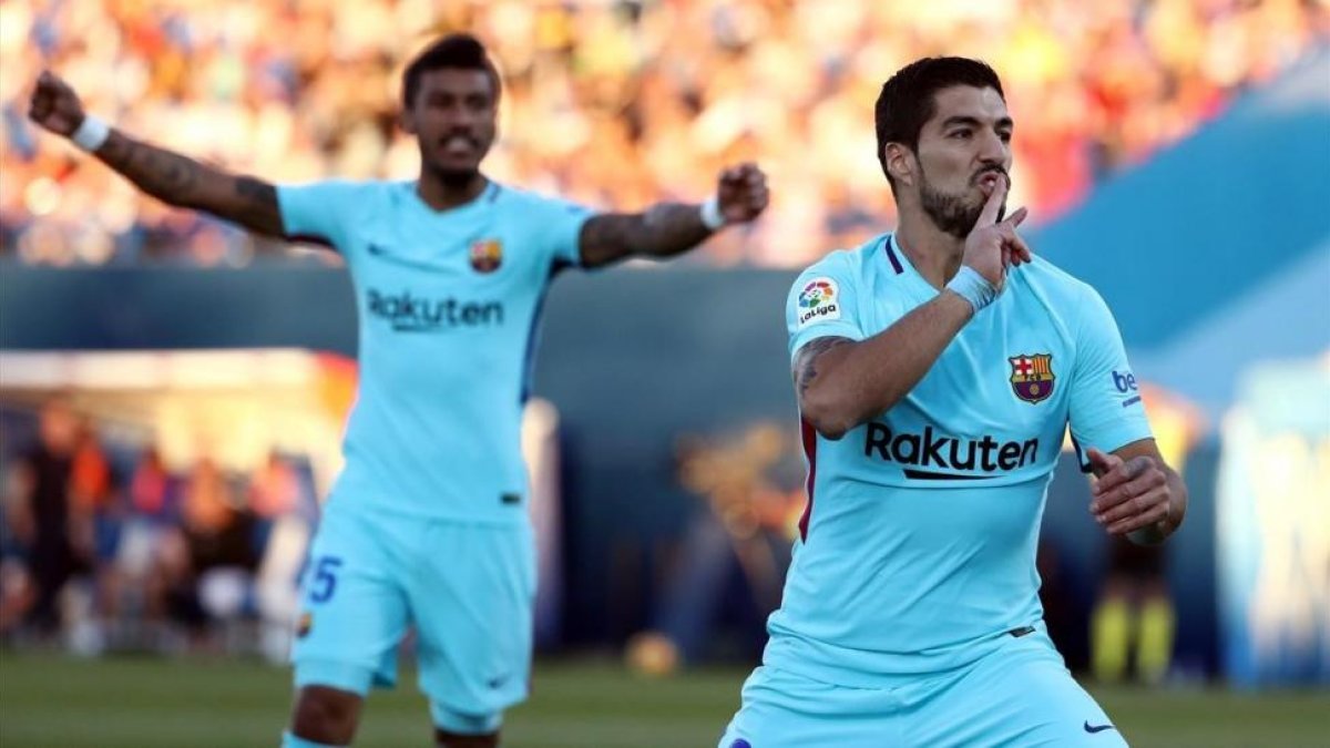 Luis Suárez celebra ante Paulinho su segundo gol al Leganés.-REUTERS / JUAN MEDINA