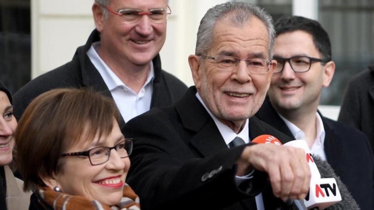 Van der Bellen, después de votar, en Viena.-AFP / ROLAND SCHLAGER