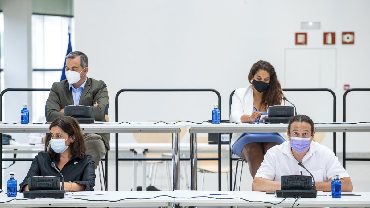 Marga Arroyo e Israel Hernando durante el último Pleno municipal. SANTI OTERO
